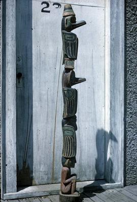 Small scale totem, side view