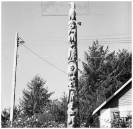 Totem pole, Yuquot (Friendly cove) (?)