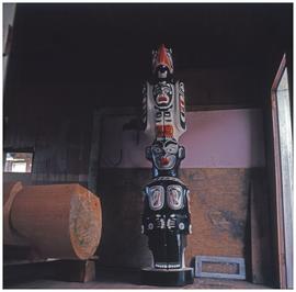 Gwayasdums (Gilford Island): totem pole