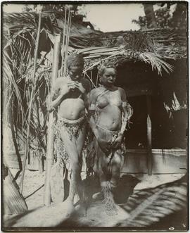 Young women, coast [nation, New Guinea]