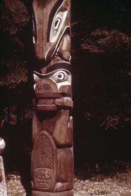 Totem pole of Chief Kwekwelis