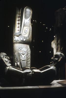 Kwakwaka'wakw house post and a feast dish on display in Montréal